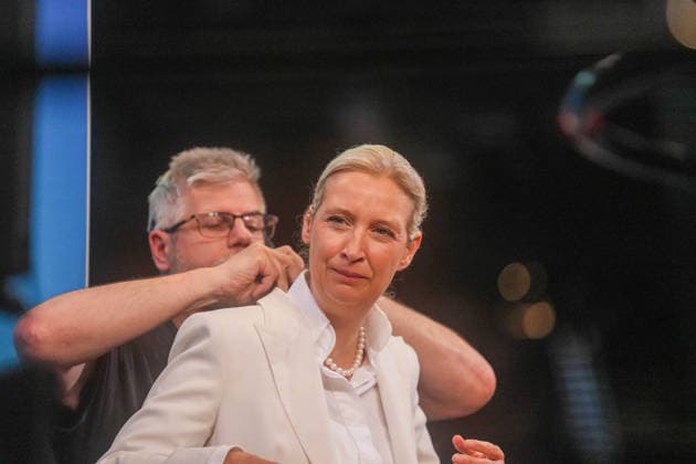 Erfurt Alice Weidel (Bundessprecherin der AfD) wird verkabelt Alice Weidel (Bundessprecherin der AfD) wird fuer ihr Interview im ARD Hauptstadtstudio am 05.07.2026 auf dem Bundesparteitag der Alternative fuer Deutschland in Erfurt verkabelt, Alice Weidel (Bundessprecherin der AfD) wird verkabelt, *** Erfurt: Alice Weidel, national spokesperson for the AfD, is wired up. Alice Weidel, national spokesperson for the AfD, is wired up for her interview at the ARD Capital Studio on July 5, 2026, during the national party convention of Alternative for Germany in Erfurt. Alice Weidel, national spokesperson for the AfD, is wired up, Copyright: xEibner-Pressefoto PiaxSchindlerx EP_PSR