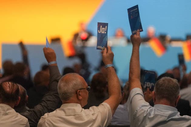 Erfurt Abstimmung zur Satzungsaenderung beim AfD-Bundesparteitag Ein Delegierter beim AfD-Bundesparteitag am 05.07.2026 in Erfurt stimmt fuer eine Aenderung in der Parteisatzung Abstimmung zur Satzungsaenderung beim AfD-Bundesparteitag, *** Erfurt: Vote on a Constitutional Amendment at the AfD National Party Convention A delegate at the AfD National Party Convention on July 5, 2026, in Erfurt votes in favor of an amendment to the party constitution. Vote on a constitutional amendment at the AfD National Party Convention, Copyright: xEibner-Pressefoto PiaxSchindlerx EP_PSR