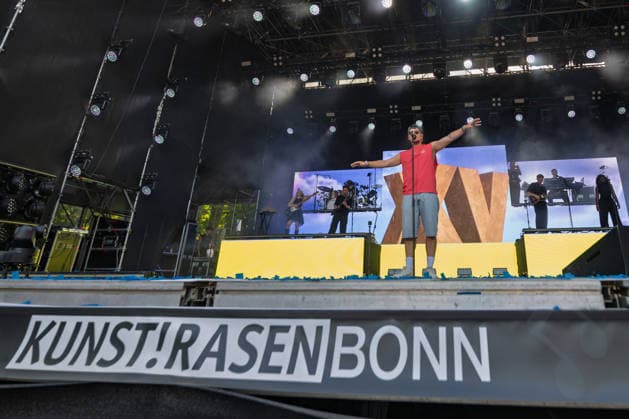 Montez auf dem Kunst!Rasen Bonn Der Deutschpop Rapper Montez beim Live Auftritt beim Open-Air-Konzert auf dem Kunst!Rasen Bonn-Gronau. Die sommerliche Konzertreihe Kunst!Rasen findet am Rande der Rheinaue am Bonner Rheinufer statt. Bonn Nordrhein-Westfalen Deutschland *** Montez at Kunst Rasen Bonn: German pop rapper Montez performs live at the open-air concert at Kunst Rasen Bonn in Gronau. The summer concert series Kunst Rasen takes place on the edge of the Rheinaue on the banks of the Rhine in Bonn, North Rhine-Westphalia, Germany. Copyright: xMarcxJohnx