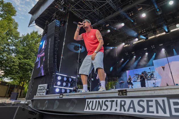 Montez auf dem Kunst!Rasen Bonn Der Deutschpop Rapper Montez beim Live Auftritt beim Open-Air-Konzert auf dem Kunst!Rasen Bonn-Gronau. Die sommerliche Konzertreihe Kunst!Rasen findet am Rande der Rheinaue am Bonner Rheinufer statt. Bonn Nordrhein-Westfalen Deutschland *** Montez at Kunst Rasen Bonn: German pop rapper Montez performs live at the open-air concert at Kunst Rasen Bonn in Gronau. The summer concert series Kunst Rasen takes place on the edge of the Rheinaue on the banks of the Rhine in Bonn, North Rhine-Westphalia, Germany. Copyright: xMarcxJohnx