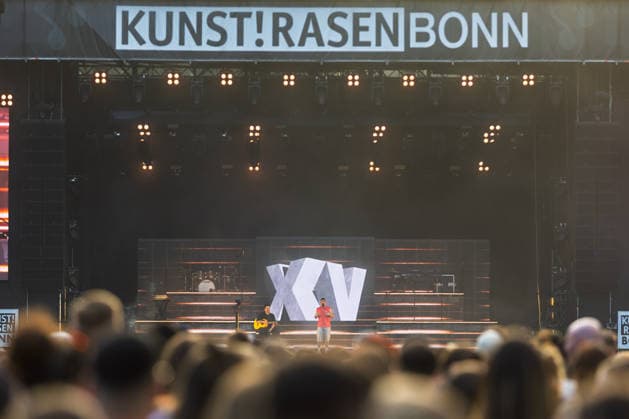 Montez auf dem Kunst!Rasen Bonn Der Deutschpop Rapper Montez beim Live Auftritt beim Open-Air-Konzert auf dem Kunst!Rasen Bonn-Gronau. Die sommerliche Konzertreihe Kunst!Rasen findet am Rande der Rheinaue am Bonner Rheinufer statt. Bonn Nordrhein-Westfalen Deutschland *** Montez at Kunst Rasen Bonn: German pop rapper Montez performs live at the open-air concert at Kunst Rasen Bonn in Gronau. The summer concert series Kunst Rasen takes place on the edge of the Rheinaue on the banks of the Rhine in Bonn, North Rhine-Westphalia, Germany. Copyright: xMarcxJohnx