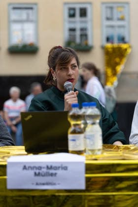 Widersetzen AfD Bundesparteitag 2026 Erfurt 05072026 - Anna Maria Mueller (Müller) vom Anwaltlichen Notdienst +++ Pressekonferenz der Organisation Widersetzen nach dem Bundesparteitag auf der Rathausbruecke in Erfurt +++ Unter dem Motto widersetzen beziehungsweise zusammenstehen haben in Erfurt zahlreiche Demonstrationen gegen den Bundesparteitag der Partei Alternative fuer Deutschland (AfD) stattgefunden. Am Rande kam es immer wieder zu Auseinandersetzungen zwischen Demonstrierenden und Polizei. Es wurde auch versucht, den Parteitag durch Sitzblockaden zu verhindern. *** Widersetzen: AfD National Party Convention 2026, Erfurt, July 5, 2026. Anna Maria Mueller Müller from the Lawyers’ Emergency Service at a press conferenc 05062026-ppb-08
