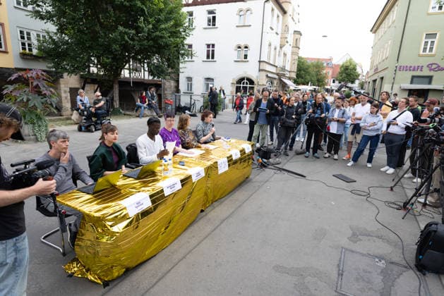 Widersetzen AfD Bundesparteitag 2026 Erfurt 05072026 - Pressekonferenz der Organisation Widersetzen nach dem Bundesparteitag auf der Rathausbruecke in Erfurt +++ Unter dem Motto widersetzen beziehungsweise zusammenstehen haben in Erfurt zahlreiche Demonstrationen gegen den Bundesparteitag der Partei Alternative fuer Deutschland (AfD) stattgefunden. Am Rande kam es immer wieder zu Auseinandersetzungen zwischen Demonstrierenden und Polizei. Es wurde auch versucht, den Parteitag durch Sitzblockaden zu verhindern. *** Widersetzen: AfD National Party Convention 2026, Erfurt, July 5, 2026 — Press conference held by the organization Widersetzen following the national party convention on the Rathausbrücke in Erfurt. Under the sloga 05062026-ppb-10