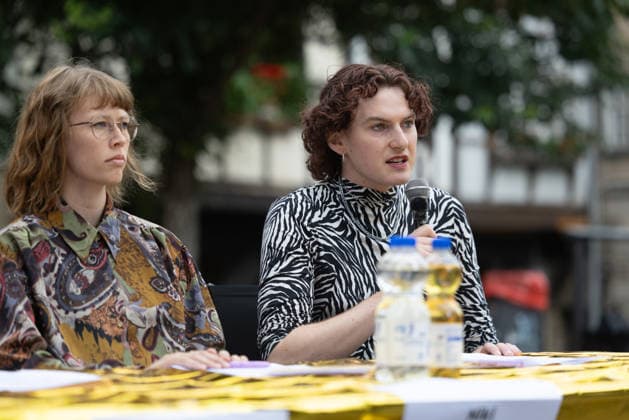 Widersetzen AfD Bundesparteitag 2026 Erfurt 05072026 - Noa Sander; Pressekonferenz der Organisation Widersetzen nach dem Bundesparteitag auf der Rathausbruecke in Erfurt +++ Unter dem Motto widersetzen beziehungsweise zusammenstehen haben in Erfurt zahlreiche Demonstrationen gegen den Bundesparteitag der Partei Alternative fuer Deutschland (AfD) stattgefunden. Am Rande kam es immer wieder zu Auseinandersetzungen zwischen Demonstrierenden und Polizei. Es wurde auch versucht, den Parteitag durch Sitzblockaden zu verhindern. *** Widersetzen AfD National Party Convention 2026 Erfurt 05072026 Noa Sander Press conference held by the organization Widersetzen following the national party convention on the Rathausbrücke in Erfurt. U 05062026-ppb-15