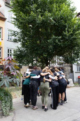Widersetzen AfD Bundesparteitag 2026 Erfurt 05072026 - Pressekonferenz der Organisation Widersetzen nach dem Bundesparteitag auf der Rathausbruecke in Erfurt +++ Unter dem Motto widersetzen beziehungsweise zusammenstehen haben in Erfurt zahlreiche Demonstrationen gegen den Bundesparteitag der Partei Alternative fuer Deutschland (AfD) stattgefunden. Am Rande kam es immer wieder zu Auseinandersetzungen zwischen Demonstrierenden und Polizei. Es wurde auch versucht, den Parteitag durch Sitzblockaden zu verhindern. *** Widersetzen: AfD National Party Convention 2026, Erfurt, July 5, 2026 — Press conference held by the organization Widersetzen following the national party convention on the Rathausbrücke in Erfurt. Under the sloga 05062026-ppb-25