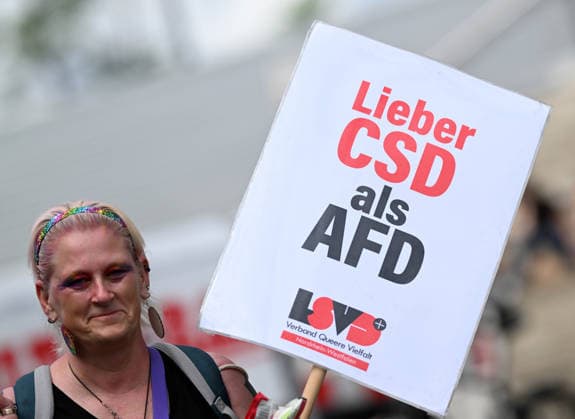 05.07.2026, xophax, öffentliches Leben, Köln, Cologne Kölner Dom . ColognePride 2026 , CSD in Köln , Parade. Anti - AFD Plakat Köln *** July 5, 2026, xophax, public life, Cologne, Cologne Cathedral, ColognePride 2026, CSD in Cologne, Anti-AFD poster at the Cologne parade