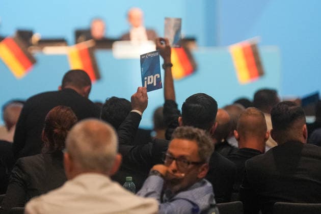 Erfurt Ein Delegierter des AfD-Bundesparteitags stimmt mit Ja Ein Delegierter stimmt mit Ja am 05.07.2026 auf dem Bundesparteitag der Alternative fuer Deutschland in Erfurt, Ein Delegierter des AfD-Bundesparteitags stimmt mit Ja , *** Erfurt: A delegate at the AfD national party convention votes yes. A delegate votes yes on July 5, 2026, at the national party convention of Alternative for Germany in Erfurt. A delegate at the AfD national party convention votes yes, Copyright: xEibner-Pressefoto PiaxSchindlerx EP_PSR