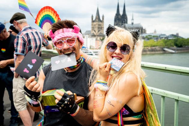 Christopher-Street-Day (CSD) in Koeln Bunt und schrill, verkleidete Demonstrationsteilnehmer feiern ausgelassen in wunderschoenen Kostuemen bei der CSD Demontration (Christopher-Street-Day) in Koeln fuer kulturelle Vielfalt der Pride Bewegung Koeln Nordrhein-Westfalen Deutschland *** Christopher Street Day (CSD) in Cologne: Colorful and flamboyant, costumed marchers celebrate exuberantly in beautiful costumes at the CSD march—Christopher Street Day in Cologne—in support of cultural diversity within the Pride movement in Cologne, North Rhine-Westphalia, Germany