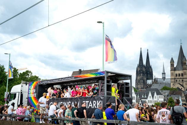 Christopher-Street-Day (CSD) in Koeln Impression des Zug des CSD Demontration (Christopher-Street-Day) in Koeln auf der Deutzer Bruecke mit Blick auf den Dom. fuer kulturelle Vielfalt der Pride Bewegung Koeln Nordrhein-Westfalen Deutschland *** Christopher Street Day (CSD) in Cologne: A glimpse of the CSD parade—the Christopher Street Day demonstration in Cologne on the Deutz Bridge, with a view of the cathedral, celebrating the cultural diversity of the Pride movement in Cologne, North Rhine-Westphalia, Germany