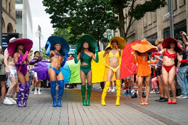 Christopher-Street-Day (CSD) in Koeln Bunt und schrill, verkleidete Demonstrationsteilnehmer feiern ausgelassen in wunderschoenen Kostuemen bei der CSD Demontration (Christopher-Street-Day) in Koeln fuer kulturelle Vielfalt der Pride Bewegung Koeln Nordrhein-Westfalen Deutschland *** Christopher Street Day (CSD) in Cologne: Colorful and flamboyant, costumed marchers celebrate exuberantly in beautiful costumes at the CSD march—Christopher Street Day in Cologne—in support of cultural diversity within the Pride movement in Cologne, North Rhine-Westphalia, Germany