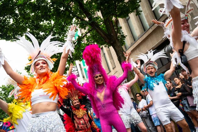 Christopher-Street-Day (CSD) in Koeln Bunt und schrill, verkleidete Demonstrationsteilnehmer tanzen Demonstranten sich gut gelaunt in wunderschoenen Kostuemen entlang des CSD Demontration (Christopher-Street-Day) in Koeln fuer kulturelle Vielfalt der Pride Bewegung Koeln Nordrhein-Westfalen Deutschland *** Christopher Street Day (CSD) in Cologne: Colorful and flamboyant, costumed participants dance cheerfully in beautiful costumes along the route of the CSD parade. Christopher Street Day in Cologne celebrates cultural diversity as part of the Pride movement in Cologne, North Rhine-Westphalia, Germany.