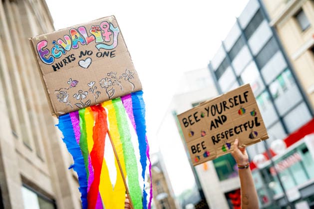 Christopher-Street-Day (CSD) in Koeln Bunte Schilder mit der Aufschrift Bee yourself and Bee respektful der CSD Demontration (Christopher-Street-Day) in Koeln fuer kulturelle Vielfalt der Pride Bewegung Koeln Nordrhein-Westfalen Deutschland *** Christopher Street Day (CSD) in Cologne: Colorful signs reading Be yourself and be respectful at the CSD demonstration on Christopher Street Day in Cologne, promoting cultural diversity within the Pride movement in Cologne, North Rhine-Westphalia, Germany