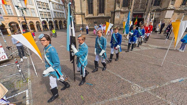Große Prozession - Der Brauch des alljährliche Buß- und Bittgang reicht zurück bis ins Jahr 1382. 1382 starben in Münster mehr als 8000 Menschen an der Pest, Im Jahr darauf verwüstete ein Großbrand weite Stadtgebiete. Burschenschafter Münsteraner Burschenschaften bei der Prozession. Münster, Nordrhein-Westfalen, DEU, Deutschland, 05.07.2026 *** Grand Procession: The tradition of the annual penitential and supplicatory procession dates back to the year 1382. In 1382, more than 8,000 people died of the plague in Münster, The following year, a major fire devastated large parts of the city. Members of Münster’s fraternities during the procession. Münster, North Rhine-Westphalia, DEU, Germany, July 5, 2026
