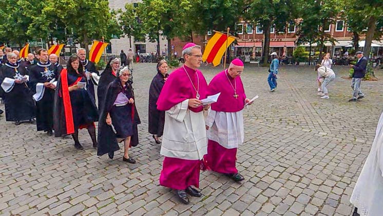 Große Prozession - Der Brauch des alljährliche Buß- und Bittgang reicht zurück bis ins Jahr 1382. 1382 starben in Münster mehr als 8000 Menschen an der Pest, Im Jahr darauf verwüstete ein Großbrand weite Stadtgebiete. Traditionelle Prozession erstmals mit dem neuen Bischof. Dr. Heiner Wilmer, Bischof von Münster, Vorsitzender der Deutschen Bischofskonferenz (li) und Felix Genn, emeritierter Bischof von Münster. Münster, Nordrhein-Westfalen, DEU, Deutschland, 05.07.2026 *** Grand Procession: The tradition of the annual penitential and supplicatory procession dates back to 1382. In 1382, more than 8,000 people died of the plague in Münster, The following year, a major fire ravaged large parts of the city. The traditional procession