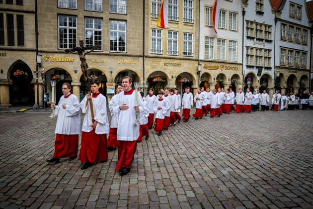 Große Prozession - Der Brauch des alljährliche Buß- und Bittgang reicht zurück bis ins Jahr 1382. 1382 starben in Münster mehr als 8000 Menschen an der Pest, Im Jahr darauf verwüstete ein Großbrand weite Stadtgebiete. Traditionelle Prozession auf dem Prinzipalmarkt. Münster, Nordrhein-Westfalen, DEU, Deutschland, 05.07.2026 *** Grand Procession: The tradition of the annual penitential and supplicatory procession dates back to the year 1382. In 1382, more than 8,000 people died of the plague in Münster, The following year, a major fire devastated large parts of the city. Traditional procession on the Prinzipalmarkt in Münster, North Rhine-Westphalia, DEU, Germany, July 5, 2026