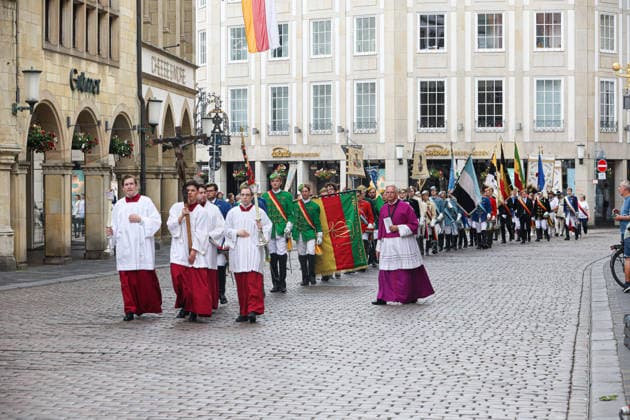 Große Prozession - Der Brauch des alljährliche Buß- und Bittgang reicht zurück bis ins Jahr 1382. 1382 starben in Münster mehr als 8000 Menschen an der Pest, Im Jahr darauf verwüstete ein Großbrand weite Stadtgebiete. Traditionelle Prozession auf dem Prinzipalmarkt. Münster, Nordrhein-Westfalen, DEU, Deutschland, 05.07.2026 *** Grand Procession: The tradition of the annual penitential and supplicatory procession dates back to 1382. In 1382, more than 8,000 people died of the plague in Münster, The following year, a major fire devastated large parts of the city. Traditional procession on the Prinzipalmarkt in Münster, North Rhine-Westphalia, DEU, Germany, July 5, 2026