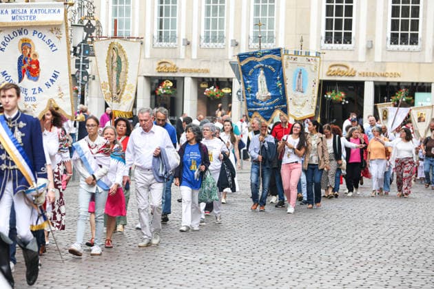 Große Prozession - Der Brauch des alljährliche Buß- und Bittgang reicht zurück bis ins Jahr 1382. 1382 starben in Münster mehr als 8000 Menschen an der Pest, Im Jahr darauf verwüstete ein Großbrand weite Stadtgebiete. Traditionelle Prozession auf dem Prinzipalmarkt. Münster, Nordrhein-Westfalen, DEU, Deutschland, 05.07.2026 *** Grand Procession: The tradition of the annual penitential and supplicatory procession dates back to 1382. In 1382, more than 8,000 people died of the plague in Münster, The following year, a major fire devastated large parts of the city. Traditional procession on the Prinzipalmarkt in Münster, North Rhine-Westphalia, DEU, Germany, July 5, 2026