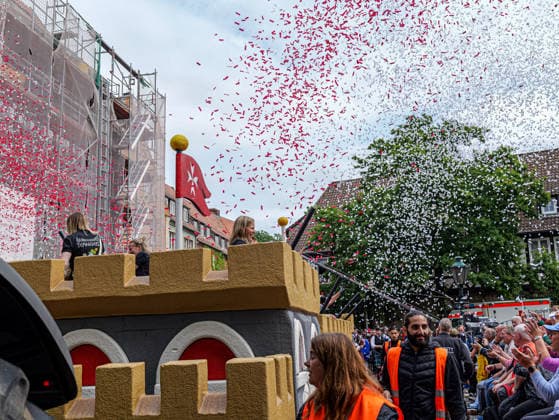 Schützenausmarsch 2026 in Hannover Das weltgrößte 497. Schützenfest beginnt traditionsgemäß mit dem großen Schützenausmarsch in der Innenstadt von Hannover. *** 2026 Schützenausmarsch in Hanover The world s largest Schützenfest, featuring 497 participants, traditionally begins with the grand Schützenausmarsch in downtown Hanover Copyright: xBerndxGüntherx