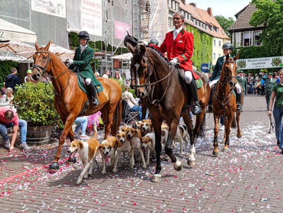 Schützenausmarsch 2026 in Hannover Das weltgrößte 497. Schützenfest beginnt traditionsgemäß mit dem großen Schützenausmarsch in der Innenstadt von Hannover. *** 2026 Schützenausmarsch in Hanover The world s largest Schützenfest, featuring 497 participants, traditionally begins with the grand Schützenausmarsch in downtown Hanover Copyright: xBerndxGüntherx