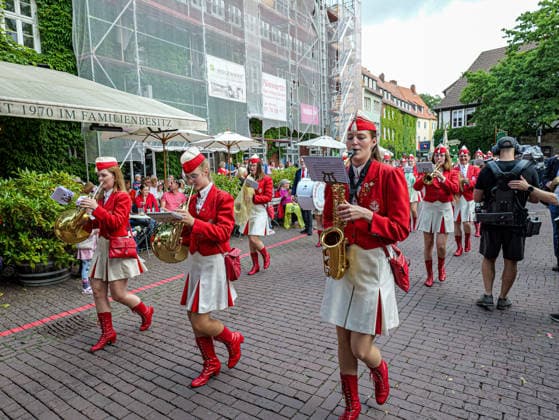 Schützenausmarsch 2026 in Hannover Das weltgrößte 497. Schützenfest beginnt traditionsgemäß mit dem großen Schützenausmarsch in der Innenstadt von Hannover. *** 2026 Schützenausmarsch in Hanover The world s largest Schützenfest, featuring 497 participants, traditionally begins with the grand Schützenausmarsch in downtown Hanover Copyright: xBerndxGüntherx
