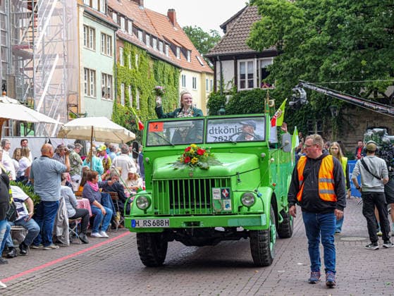 Schützenausmarsch 2026 in Hannover Das weltgrößte 497. Schützenfest beginnt traditionsgemäß mit dem großen Schützenausmarsch in der Innenstadt von Hannover. *** 2026 Schützenausmarsch in Hanover The world s largest Schützenfest, featuring 497 participants, traditionally begins with the grand Schützenausmarsch in downtown Hanover Copyright: xBerndxGüntherx