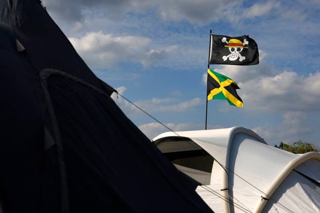 Zelte von Festivalbesuchern sind eng gebaut bis ans Seeufer beim Summerjam Festival 2026 am Fühlinger See. Das Summerjam Festival ist eines der größten Reggae-Festivals in Europa und existiert dieses Jahr 39 Jahre, 29 davon in Köln. (Themenbild, Symbolbild) Köln, 04.07.2026 NRW Deutschland *** Festivalgoers’ tents are pitched close together right up to the lakeshore at the 2026 Summerjam Festival on Lake Fühlinger. The Summerjam Festival is one of the largest reggae festivals in Europe and is celebrating its 39th anniversary this year, 29 of which have been held in Cologne. Featured image, stock photo: Cologne, July 4, 2026, North Rhine-Westphalia, Germany Copyright: xChristophxHardtx