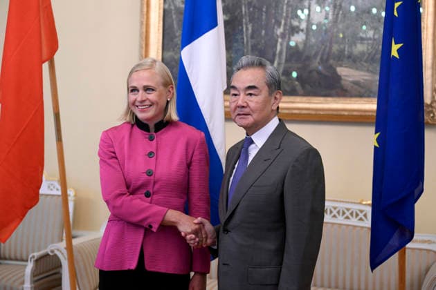LKS 20260705 Finnish Foreign Minister Elina Valtonen (L) welcomes Chinese Foreign Minister Wang Yi as they meet in Helsinki, Finland, on July 5, 2026. Minister Wang Yi is currently touring the Nordic countries. - JADE SILPO Helsinki Finland  Copyright: xJadexSilpox Fv8qGgx_-9o