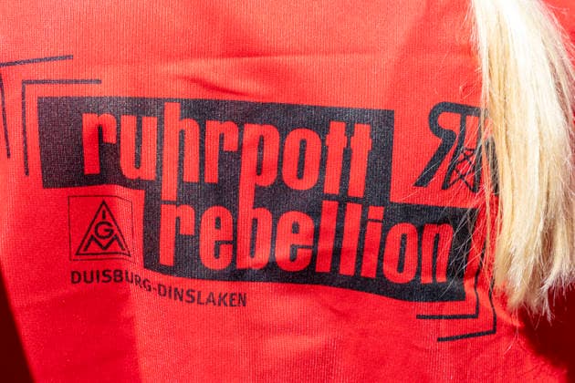 Ruhrpott Rebellion der IG-Metall in Duisburg. 04.07.2026, EU, DEU, Deutschland, Nordrhein-Westfalen, Duisburg: mehrere tausend IG-Metall Mitglieder und Verdi Mitglieder Demonstrieren unter den Motto Hände weg von Sozialstaat . Die Demonstration Sammelte sich vor dem DGB-Haus am Stapeltor und zog zur Kundgebung auf dem Opernplatz. Mit bundesweiten Aktionen machen die Gewerkschaften mobil gegen das Reformpaket, auf das sich die Berliner Regierungskoalition in der vergangenen Woche verständigt hat. Sie fordern Veränderungen in der parlamentarischen Beratung des Pakets, das die Redner bei der Kundgebung auf dem Opernplatz als Verteilung von unten nach oben scharf kritisierten. EU, DEU, Germany, North Rhine-Westphalia, Duisburg: sever