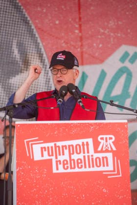 Ruhrpott Rebellion der IG-Metall in Duisburg. 04.07.2026, EU, DEU, Deutschland, Nordrhein-Westfalen, Duisburg: mehrere tausend IG-Metall Mitglieder und Verdi Mitglieder Demonstrieren unter den Motto Hände weg von Sozialstaat . Die Demonstration Sammelte sich vor dem DGB-Haus am Stapeltor und zog zur Kundgebung auf dem Opernplatz. Mit bundesweiten Aktionen machen die Gewerkschaften mobil gegen das Reformpaket, auf das sich die Berliner Regierungskoalition in der vergangenen Woche verständigt hat. Sie fordern Veränderungen in der parlamentarischen Beratung des Pakets, das die Redner bei der Kundgebung auf dem Opernplatz als Verteilung von unten nach oben scharf kritisierten. Hans-Jürgen Urban, Vorstandsmitglied und Sozialfachmann d