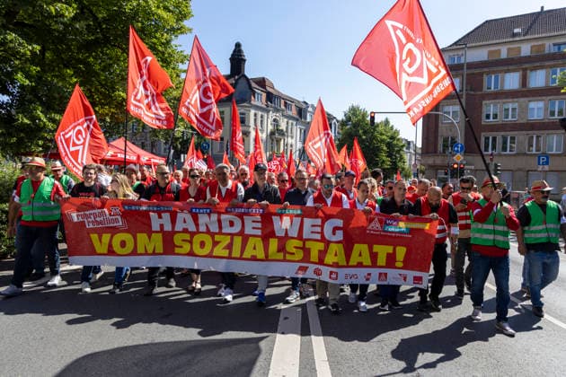 Ruhrpott Rebellion der IG-Metall in Duisburg. 04.07.2026, EU, DEU, Deutschland, Nordrhein-Westfalen, Duisburg: mehrere tausend IG-Metall Mitglieder und Verdi Mitglieder Demonstrieren unter den Motto Hände weg von Sozialstaat . Die Demonstration Sammelte sich vor dem DGB-Haus am Stapeltor und zog zur Kundgebung auf dem Opernplatz. Mit bundesweiten Aktionen machen die Gewerkschaften mobil gegen das Reformpaket, auf das sich die Berliner Regierungskoalition in der vergangenen Woche verständigt hat. Sie fordern Veränderungen in der parlamentarischen Beratung des Pakets, das die Redner bei der Kundgebung auf dem Opernplatz als Verteilung von unten nach oben scharf kritisierten. EU, DEU, Germany, North Rhine-Westphalia, Duisburg: sever