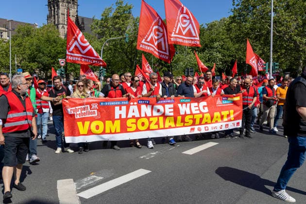 Ruhrpott Rebellion der IG-Metall in Duisburg. 04.07.2026, EU, DEU, Deutschland, Nordrhein-Westfalen, Duisburg: mehrere tausend IG-Metall Mitglieder und Verdi Mitglieder Demonstrieren unter den Motto Hände weg von Sozialstaat . Die Demonstration Sammelte sich vor dem DGB-Haus am Stapeltor und zog zur Kundgebung auf dem Opernplatz. Mit bundesweiten Aktionen machen die Gewerkschaften mobil gegen das Reformpaket, auf das sich die Berliner Regierungskoalition in der vergangenen Woche verständigt hat. Sie fordern Veränderungen in der parlamentarischen Beratung des Pakets, das die Redner bei der Kundgebung auf dem Opernplatz als Verteilung von unten nach oben scharf kritisierten. EU, DEU, Germany, North Rhine-Westphalia, Duisburg: sever