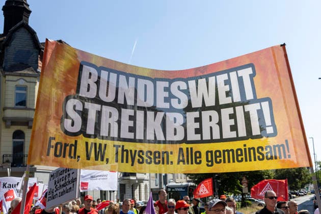 Ruhrpott Rebellion der IG-Metall in Duisburg. 04.07.2026, EU, DEU, Deutschland, Nordrhein-Westfalen, Duisburg: mehrere tausend IG-Metall Mitglieder und Verdi Mitglieder Demonstrieren unter den Motto Hände weg von Sozialstaat . Die Demonstration Sammelte sich vor dem DGB-Haus am Stapeltor und zog zur Kundgebung auf dem Opernplatz. Mit bundesweiten Aktionen machen die Gewerkschaften mobil gegen das Reformpaket, auf das sich die Berliner Regierungskoalition in der vergangenen Woche verständigt hat. Sie fordern Veränderungen in der parlamentarischen Beratung des Pakets, das die Redner bei der Kundgebung auf dem Opernplatz als Verteilung von unten nach oben scharf kritisierten. EU, DEU, Germany, North Rhine-Westphalia, Duisburg: sever