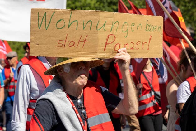 Ruhrpott Rebellion der IG-Metall in Duisburg. 04.07.2026, EU, DEU, Deutschland, Nordrhein-Westfalen, Duisburg: mehrere tausend IG-Metall Mitglieder und Verdi Mitglieder Demonstrieren unter den Motto Hände weg von Sozialstaat . Die Demonstration Sammelte sich vor dem DGB-Haus am Stapeltor und zog zur Kundgebung auf dem Opernplatz. Mit bundesweiten Aktionen machen die Gewerkschaften mobil gegen das Reformpaket, auf das sich die Berliner Regierungskoalition in der vergangenen Woche verständigt hat. Sie fordern Veränderungen in der parlamentarischen Beratung des Pakets, das die Redner bei der Kundgebung auf dem Opernplatz als Verteilung von unten nach oben scharf kritisierten. EU, DEU, Germany, North Rhine-Westphalia, Duisburg: sever
