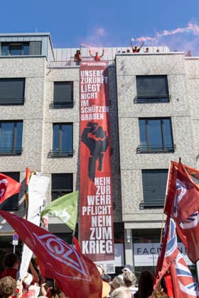 Ruhrpott Rebellion der IG-Metall in Duisburg. 04.07.2026, EU, DEU, Deutschland, Nordrhein-Westfalen, Duisburg: mehrere tausend IG-Metall Mitglieder und Verdi Mitglieder Demonstrieren unter den Motto Hände weg von Sozialstaat . Die Demonstration Sammelte sich vor dem DGB-Haus am Stapeltor und zog zur Kundgebung auf dem Opernplatz. Mit bundesweiten Aktionen machen die Gewerkschaften mobil gegen das Reformpaket, auf das sich die Berliner Regierungskoalition in der vergangenen Woche verständigt hat. Sie fordern Veränderungen in der parlamentarischen Beratung des Pakets, das die Redner bei der Kundgebung auf dem Opernplatz als Verteilung von unten nach oben scharf kritisierten. EU, DEU, Germany, North Rhine-Westphalia, Duisburg: sever