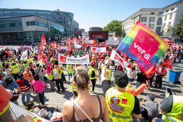 Ruhrpott Rebellion der IG-Metall in Duisburg. 04.07.2026, EU, DEU, Deutschland, Nordrhein-Westfalen, Duisburg: mehrere tausend IG-Metall Mitglieder und Verdi Mitglieder Demonstrieren unter den Motto Hände weg von Sozialstaat . Die Demonstration Sammelte sich vor dem DGB-Haus am Stapeltor und zog zur Kundgebung auf dem Opernplatz. Mit bundesweiten Aktionen machen die Gewerkschaften mobil gegen das Reformpaket, auf das sich die Berliner Regierungskoalition in der vergangenen Woche verständigt hat. Sie fordern Veränderungen in der parlamentarischen Beratung des Pakets, das die Redner bei der Kundgebung auf dem Opernplatz als Verteilung von unten nach oben scharf kritisierten. EU, DEU, Germany, North Rhine-Westphalia, Duisburg: sever