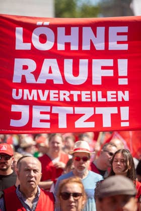 Ruhrpott Rebellion der IG-Metall in Duisburg. 04.07.2026, EU, DEU, Deutschland, Nordrhein-Westfalen, Duisburg: mehrere tausend IG-Metall Mitglieder und Verdi Mitglieder Demonstrieren unter den Motto Hände weg von Sozialstaat . Die Demonstration Sammelte sich vor dem DGB-Haus am Stapeltor und zog zur Kundgebung auf dem Opernplatz. Mit bundesweiten Aktionen machen die Gewerkschaften mobil gegen das Reformpaket, auf das sich die Berliner Regierungskoalition in der vergangenen Woche verständigt hat. Sie fordern Veränderungen in der parlamentarischen Beratung des Pakets, das die Redner bei der Kundgebung auf dem Opernplatz als Verteilung von unten nach oben scharf kritisierten. EU, DEU, Germany, North Rhine-Westphalia, Duisburg: sever