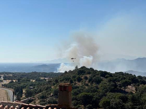 Firefighters Battle Huge Fire Near Montalba-le-Chateau - Trevillach A huge fire breaks out on the territory of the commune of Trevillach, on the outskirts of Montalba-le-Chateau in the Pyrenees-Orientales, about 35 kilometres from Perpignan, France on July 5, 2026, as firefighters with their vehicles and helicopters, including an AS350 Ecureuil, intervene to try to extinguish the enormous blaze. Photo by Geyres-Castoldi ABACAPRESS.COM Trévillach France  Copyright: xCastoldixIsabelle ABACAx
