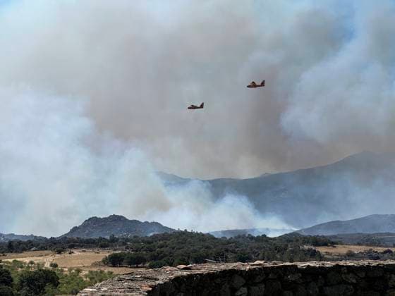 Firefighters Battle Huge Fire Near Montalba-le-Chateau - Trevillach A huge fire breaks out on the territory of the commune of Trevillach, on the outskirts of Montalba-le-Chateau in the Pyrenees-Orientales, about 35 kilometres from Perpignan, France on July 5, 2026, as firefighters with their vehicles and helicopters, including an AS350 Ecureuil, intervene to try to extinguish the enormous blaze. Photo by Geyres-Castoldi ABACAPRESS.COM Trévillach France  Copyright: xCastoldixIsabelle ABACAx