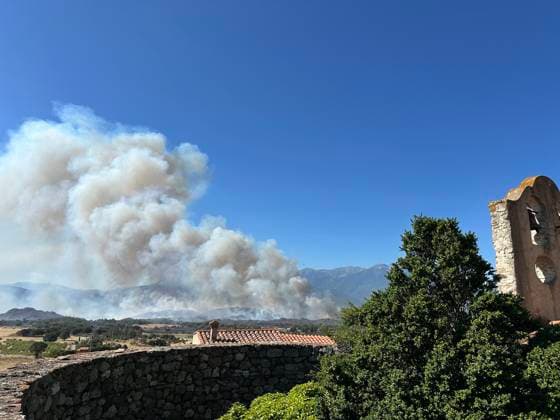 Firefighters Battle Huge Fire Near Montalba-le-Chateau - Trevillach A huge fire breaks out on the territory of the commune of Trevillach, on the outskirts of Montalba-le-Chateau in the Pyrenees-Orientales, about 35 kilometres from Perpignan, France on July 5, 2026, as firefighters with their vehicles and helicopters, including an AS350 Ecureuil, intervene to try to extinguish the enormous blaze. Photo by Geyres-Castoldi ABACAPRESS.COM Trévillach France  Copyright: xCastoldixIsabelle ABACAx