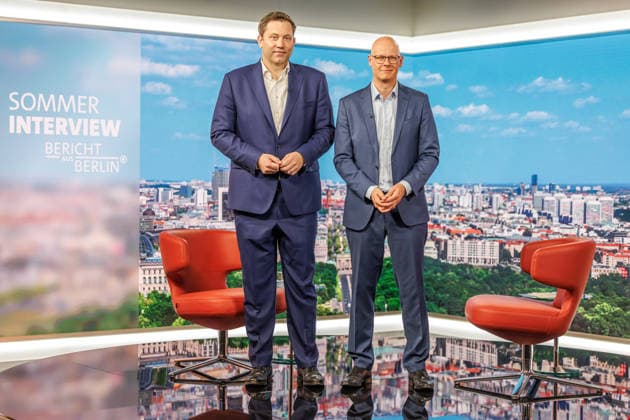 Lars Klingbeil im Interview mit Matthias Deiss Sommer Interview, Bericht aus Berlin. Lars Klingbeil (SPD), Bundesfinanzminister stellt sich den Fragen von Moderator Matthias Deiss, am 5. Juli 2026 im ARD-Hauptstadtstudio. Berlin Deutschland ARD-Hauptstadtstudio *** Lars Klingbeil in an interview with Matthias Deiss: Summer Interview, Report from Berlin—Lars Klingbeil (SPD), Federal Minister of Finance, answers questions from host Matthias Deiss on July 5, 2026, at the ARD Capital Studio in Berlin, Germany. ARD Capital Studio