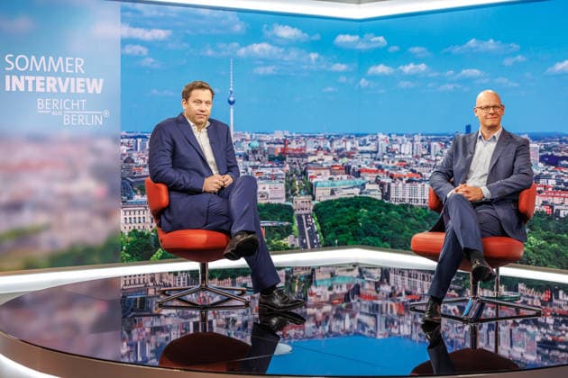 Lars Klingbeil im Interview mit Matthias Deiss Sommer Interview, Bericht aus Berlin. Lars Klingbeil (SPD), Bundesfinanzminister stellt sich den Fragen von Moderator Matthias Deiss, am 5. Juli 2026 im ARD-Hauptstadtstudio. Berlin Deutschland ARD-Hauptstadtstudio *** Lars Klingbeil in an interview with Matthias Deiss: Summer Interview, Report from Berlin—Lars Klingbeil (SPD), Federal Minister of Finance, answers questions from host Matthias Deiss on July 5, 2026, at the ARD Capital Studio in Berlin, Germany. ARD Capital Studio