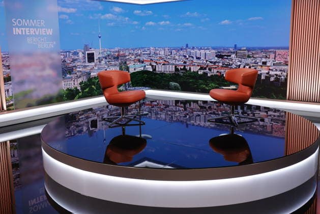 ARD Studio, Deutschland, Berlin, ARD-Sommerinterviews starten: Vizekanzler, Bundesfinanzminister und SPD-Vorsitzender Lars Klingbeil , Moderator Matthias Deiß *** ARD Studio, Germany, Berlin: ARD Summer Interviews Kick Off with Vice Chancellor, Federal Minister of Finance, and SPD Chairman Lars Klingbeil; Host Matthias Deiß