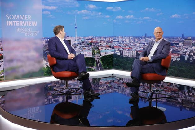 Deutschland, Berlin, ARD-Sommerinterviews starten: Vizekanzler, Bundesfinanzminister und SPD-Vorsitzender Lars Klingbeil , Moderator Matthias Deiß *** Germany, Berlin: ARD Summer Interviews Kick Off with Vice Chancellor, Federal Minister of Finance, and SPD Chairman Lars Klingbeil; Host Matthias Deiß
