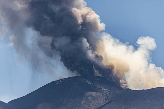 Mount Etna erupts, sending ash plume over Catania, Sicily CATANIA, ITALY - JULY 5: A towering ash plume rises from Mount Etna following the resumption of eruptive activity from a vent located on the upper eastern flank of the Voragine summit crater as the Volcano Observatory Notice for Aviation (VONA) remains at RED alert level in Catania, Sicily, Italy, on July 5, 2026. The ash emission generated an eruption column reaching approximately 1.5 kilometres above the volcano s summit, drifting toward the south and south-southeast. The effusive lava flow, which had been active since June 26, ceased on July 4, while Strombolian activity continues at the summit vent. The presence of volcanic ash prompted temporary airspace restrictions south of th  Copyright: x2026xAnadoluxSalvatorexAllegrax