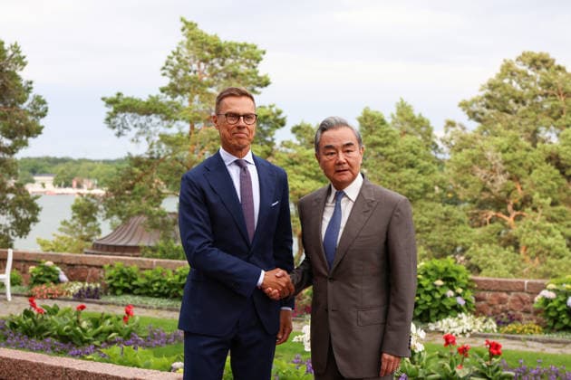 LKS 20260705 Finnish President Alexander Stubb (L) welcomes Chinese Foreign Minister Wang Yi as they meet at the President s summer residence Kultaranta in Naantali, Finland on July 5, 2026. Minister Wang Yi is currently touring the Nordic countries. - LAURA UKKONEN Naantali Finland  Copyright: xLauraxUkkonenx KZTDqkep1Gg