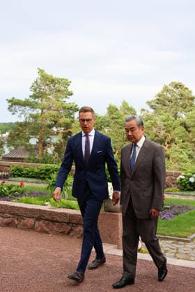 LKS 20260705 Finnish President Alexander Stubb (L) welcomes Chinese Foreign Minister Wang Yi as they meet at the President s summer residence Kultaranta in Naantali, Finland on July 5, 2026. Minister Wang Yi is currently touring the Nordic countries. - LAURA UKKONEN Naantali Finland  Copyright: xLauraxUkkonenx wzDyW1yiuHY