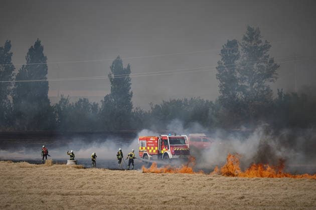 A large wildfire has been reported in Imárcoain, Navarre. Firefighters are working to extinguish the wildfire in Imárcoain on July 5, 2026, in Imárcoain, Elorz Valley, Navarre, Spain. Firefighters are currently on the scene attempting to extinguish a fire in a grain field that has spread to a wooded area in Imárcoain, which belongs to the Elorz Valley municipality. Emergency services received the alert at 4:49 p.m., and a response team consisting of firefighters, aircraft, environmental forest rangers, Local Police, and Regional Police. As a result, the AP 15 has been closed in both directions as a precaution. JULY 5, 2026 Imarcoain, Elorz Valley, Navarre Imarcoain, Elorz Valley, Navarre, Spain  Copyright: xEduardoxSanzx 7647253
