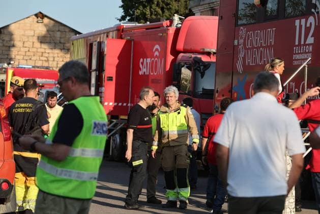 The Soneja Fire Forces the Evacuation of Azuébar, and the UME Joins the Firefighting Efforts Soneja Fire Command Post, July 5, 2026, in Soneja, Castellón de la Plana, Valencian Community, Spain. The fire, which broke out this Sunday at noon in a forested area within the municipality of Soneja, Castellón, has forced the evacuation of the nearby town of Azuébar, whose residents are being evacuated to the Soneja Cultural Center. Units from the Third Military Emergency Intervention Battalion (UME) have left their base in Bétera, Valencia, to join the firefighting efforts. JULY 5, 2026 Soneja, Castellón de la Plana Soneja, Castellón de la Plana Spain  Copyright: xJavierxEscrichex 7647305