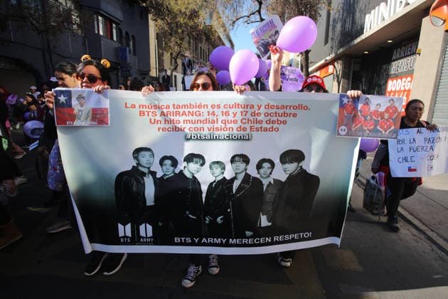 Santiago, July 5, 2026 Army BTS Chile holds a march over the possible cancellation of the concert at the National Stadium Jonnathan Oyarzun Aton Chile, Santiago, Chile Aton 1170152  Copyright: JONNATHANxOYARZUN ATONxCHILE
