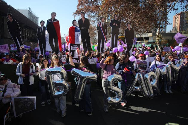Santiago, July 5, 2026 Army BTS Chile holds a march over the possible cancellation of the concert at the National Stadium Jonnathan Oyarzun Aton Chile, Santiago, Chile Aton 1170158  Copyright: JONNATHANxOYARZUN ATONxCHILE